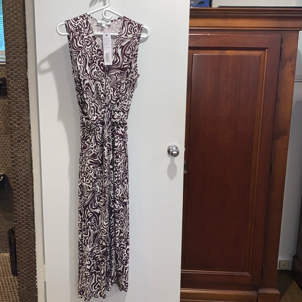 Ankle length burgundy/white dress size small. Soft medium knit.